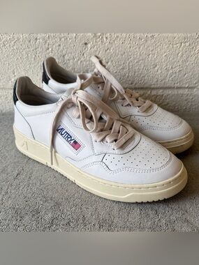 AUTRY Women's 'Medalist' Low Leather Sneakers White & Black 41 / 11 US $240+
NEW